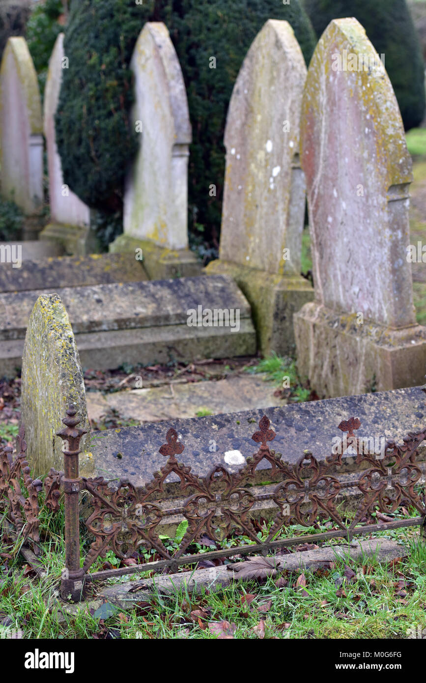 Tumbas y lápidas en un cementerio con lápidas de musgo y líquenes que