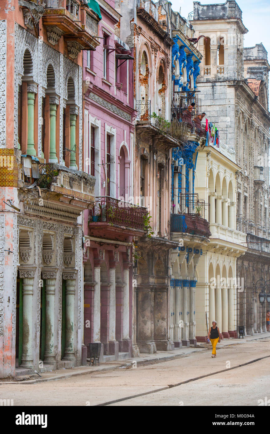 Colorida arquitectura de La Habana Vieja, Cuba Foto de stock