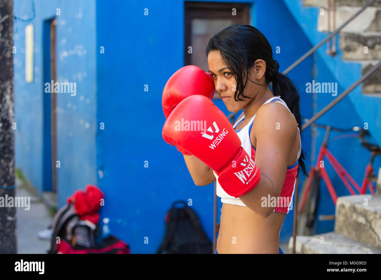 Formación en el boxeador Rafael Trejo Gimnasio de Boxeo en La Habana, Cuba Foto de stock