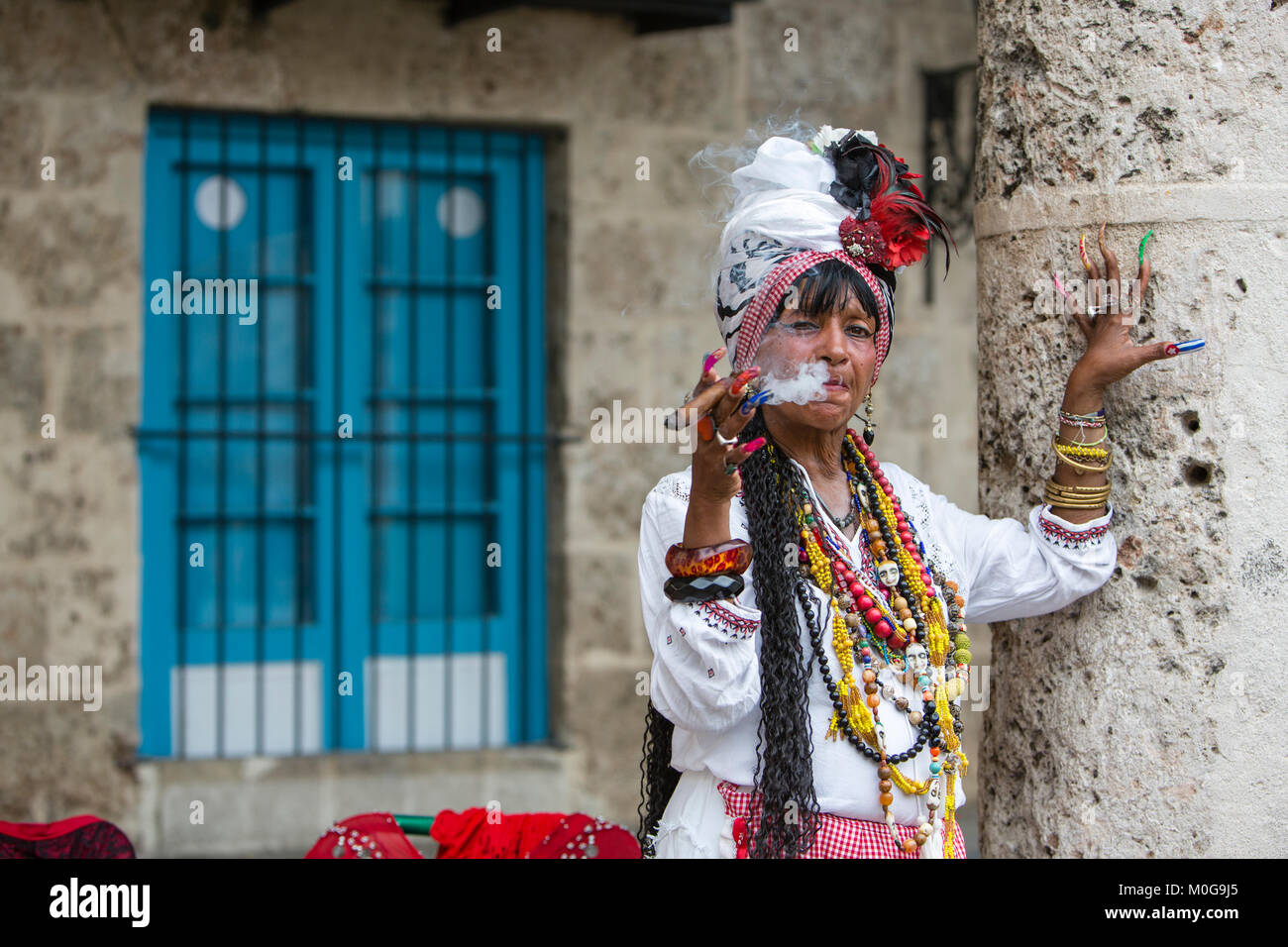 Mujer gitana en La Habana Vieja, Cuba Foto de stock