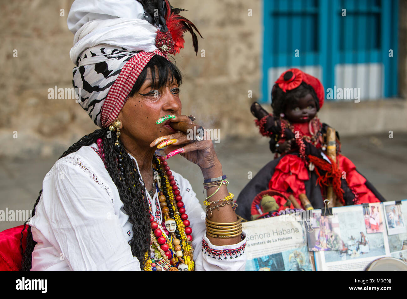 Mujer gitana en La Habana Vieja, Cuba Foto de stock