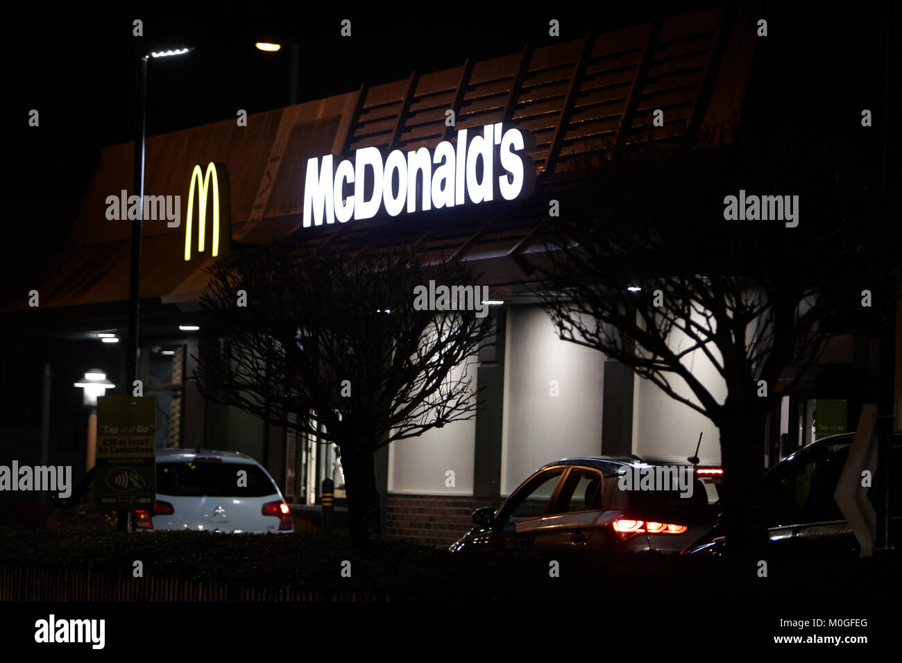 El restaurante mcdonalds conduzca a lo largo de la noche en el reino unido Foto de stock