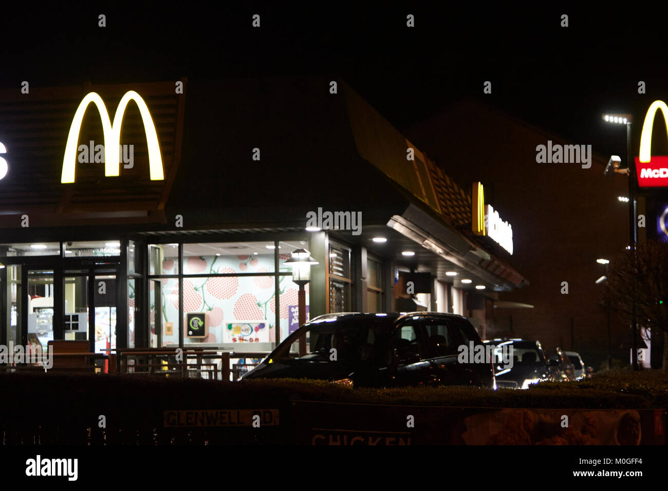 El restaurante mcdonalds conduzca a lo largo de la noche en el reino unido Foto de stock