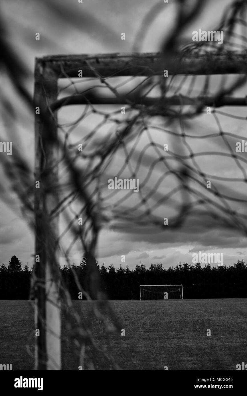 Un campo de fútbol vacío con objetivos. (B/W) Foto de stock