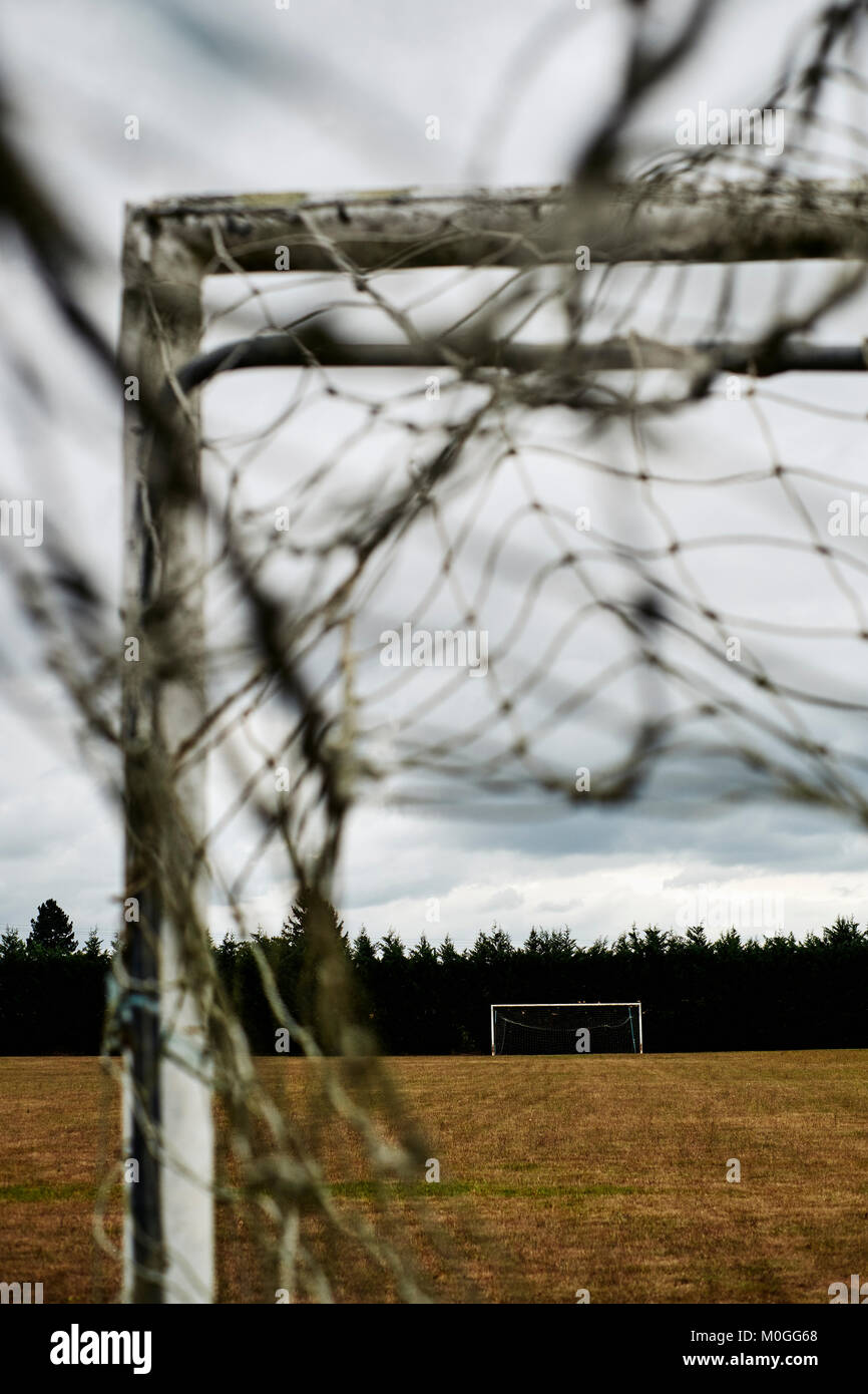 Un campo de fútbol vacío con objetivos. Foto de stock