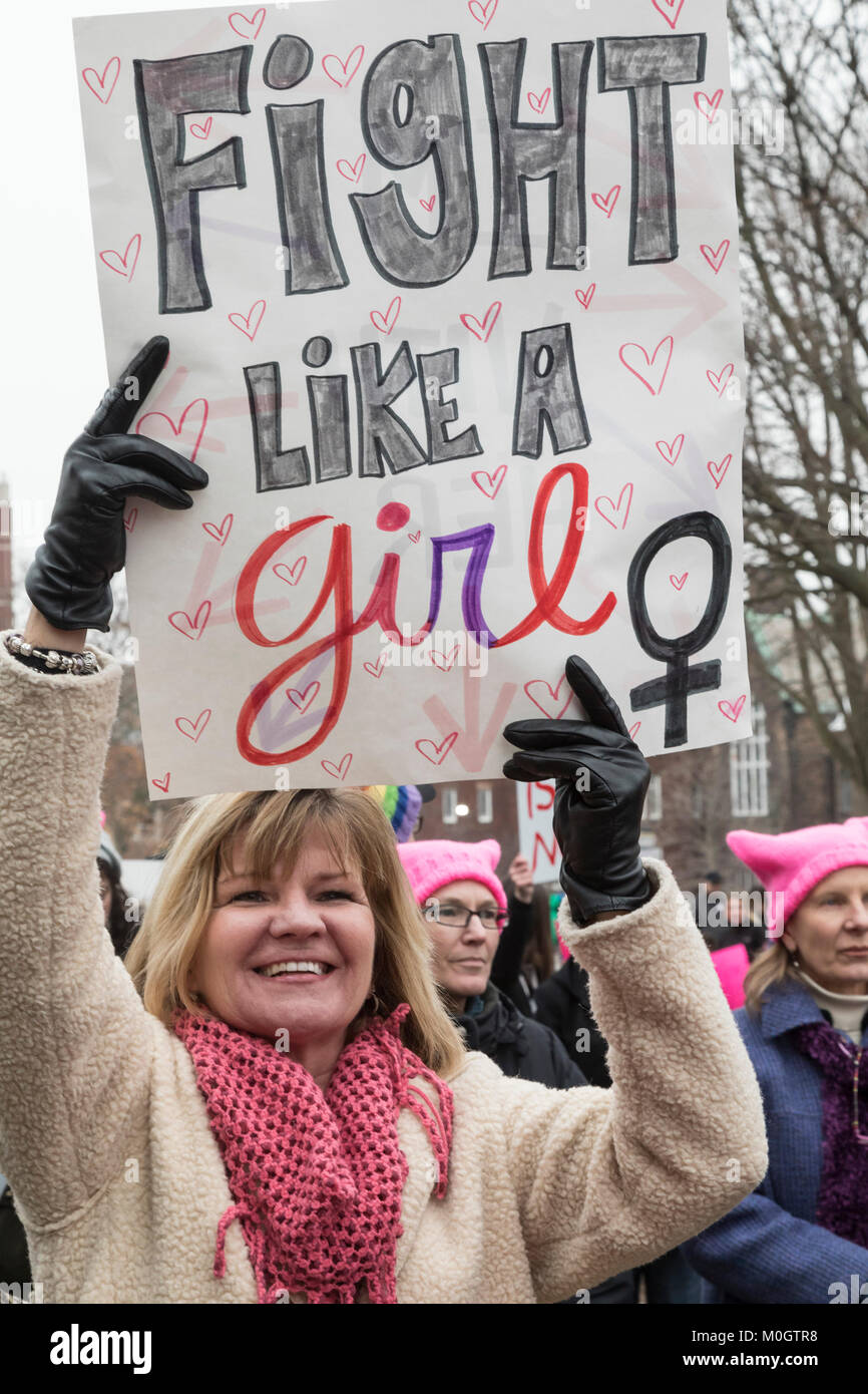 Lansing, Michigan, USA - 21 de enero de 2018 - En el primer aniversario de la mujer en marzo en Washington que protestaron contra la inauguración del presidente Donald Trump, las mujeres marcharon en ciudades de todo el país alentando a las mujeres a votar por alternativas en las elecciones de medio término de 2018. Alrededor de 5.000 se unieron en el capitolio del estado de Michigan. Crédito: Jim West/Alamy Live News Foto de stock