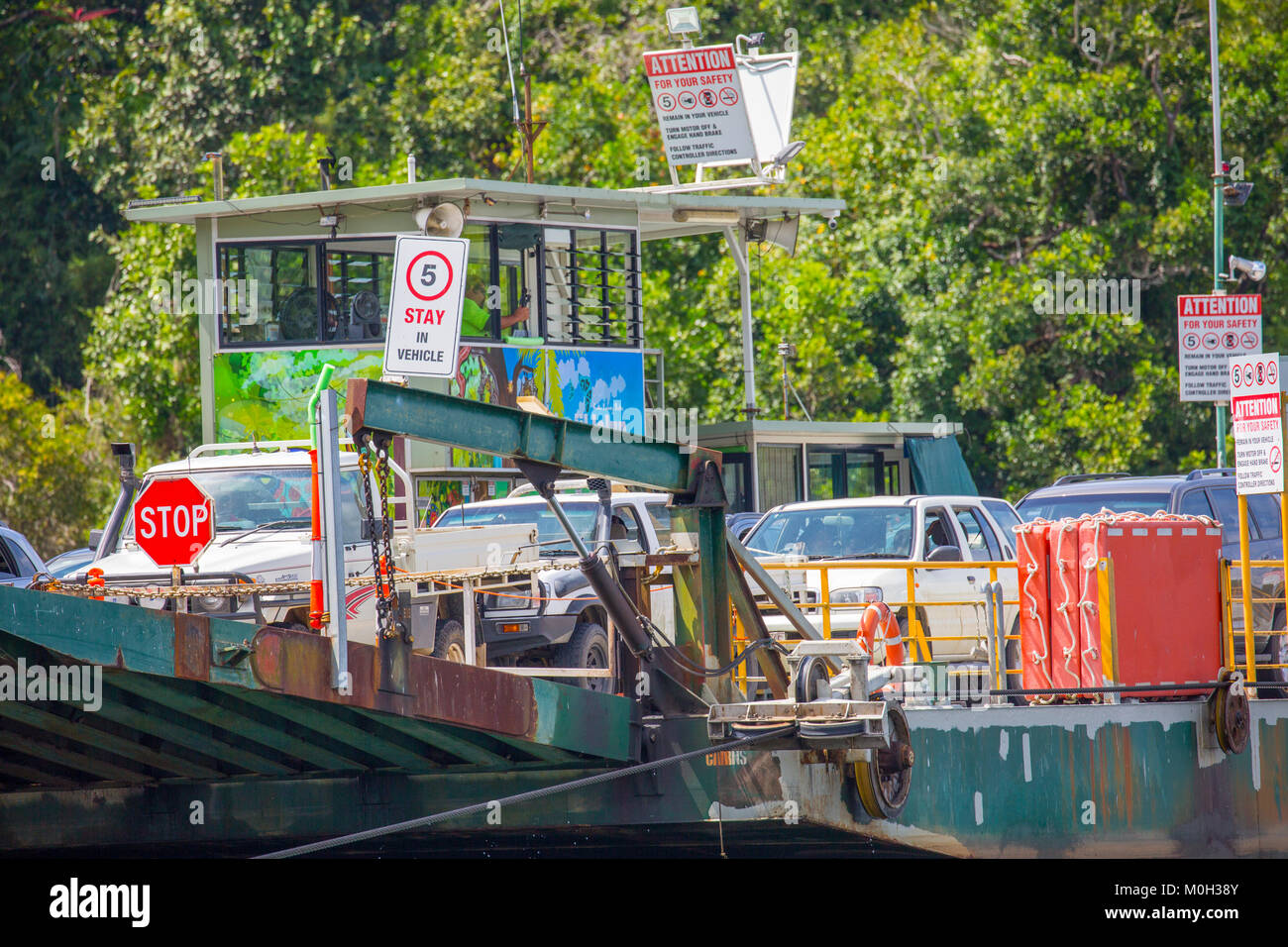 Coches en un ferry que cruza el río Daintree River en el Parque nacional Daintree, Far North Queensland, Australia Foto de stock