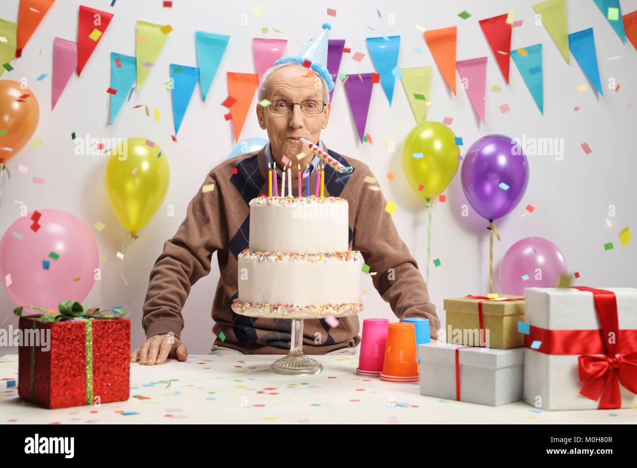 Senior Celebrando Su Cumpleanos Con Un Pastel Y Cuerno Partido