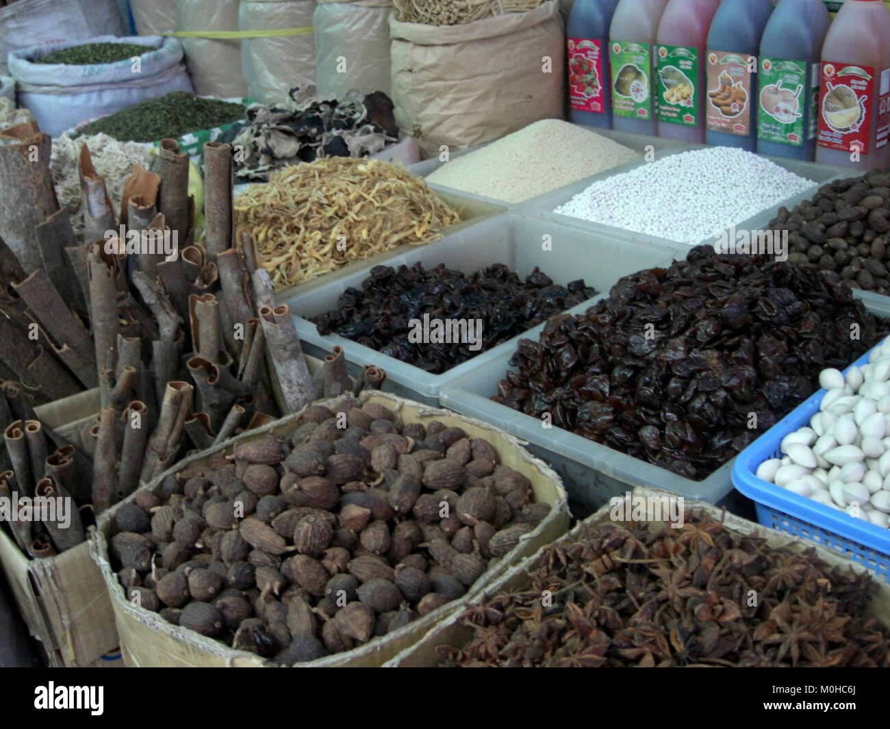 Cannelle, noix de muscade, anis au marché de Ho Chi Minh. Foto de stock