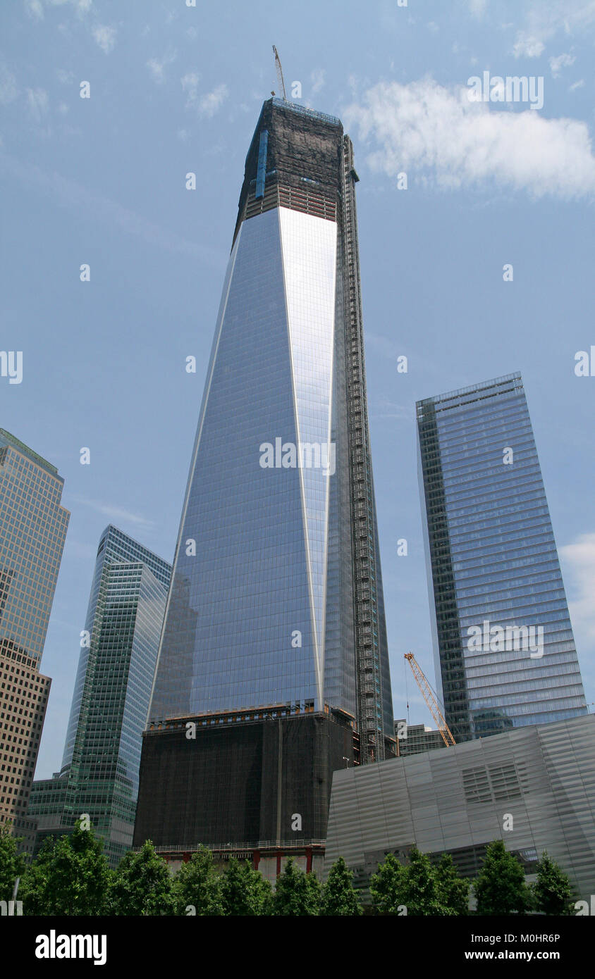 El One World Trade Center (AKA 1 World Trade Center, WTC 1, WTC, Torre de la Libertad) aún en construcción de julio de 2012, Manhattan, Ciudad de Nueva York Foto de stock