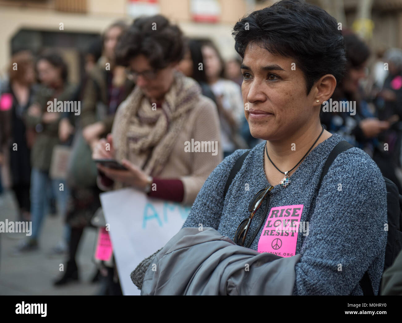 La mujer de marzo en Barcelona, womens marzo BCN, lugar de amor, resistir a la paz, la pegatina rosa, codepink Foto de stock