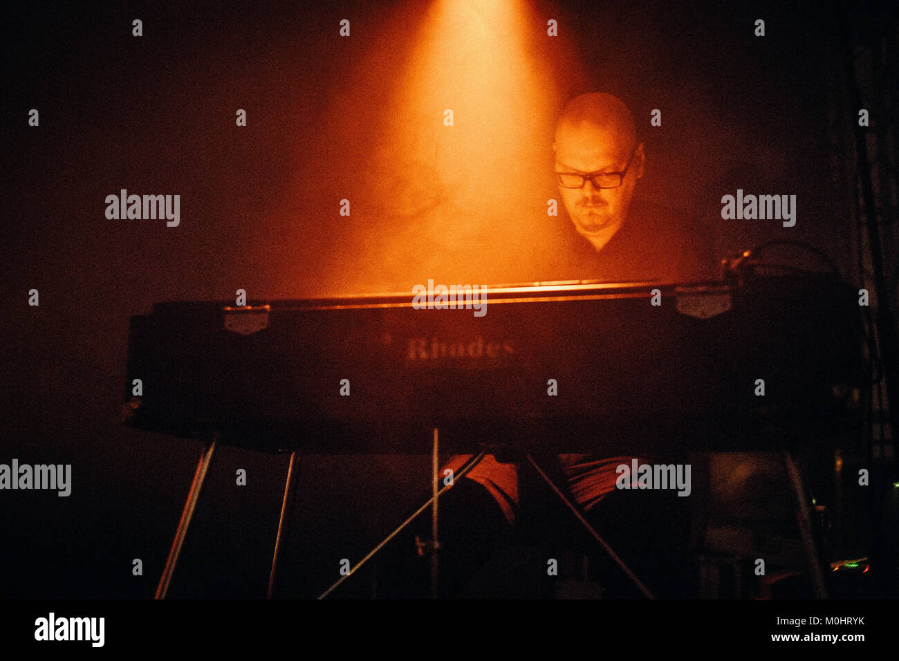 Músico y pianista Morten Gass foto detrás de un piano en un Rhodes Bohren & der Club of Gore concierto en el festival polaco Off Festival. Polonia 2013. Foto de stock