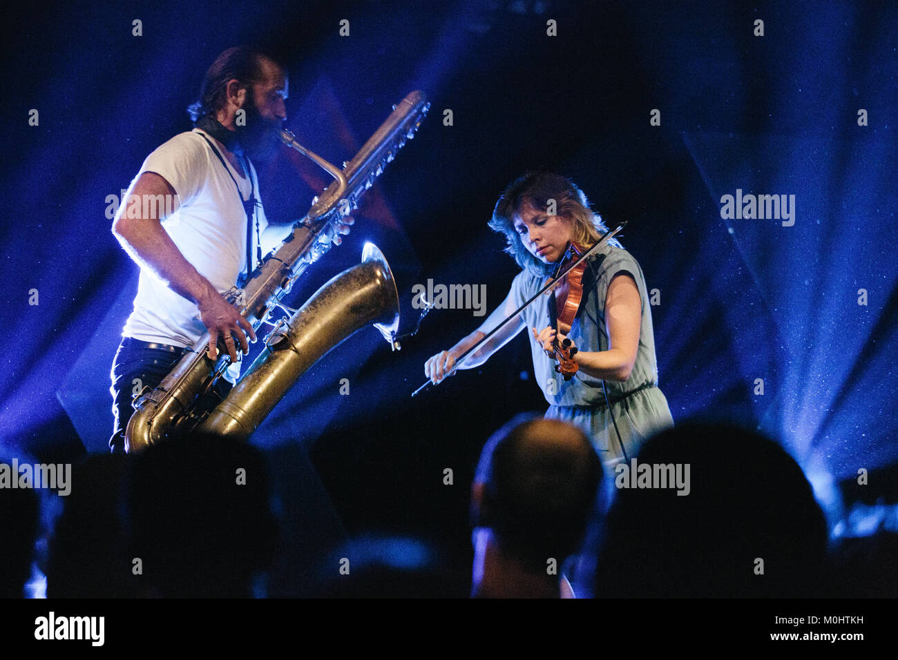 El dúo de música instrumental American-Canadian Colin Stetson y Sarah  Neufeld realiza un concierto en vivo en el festival de música danesa  Roskilde Festival 2016. El dúo está formado por el saxofonista