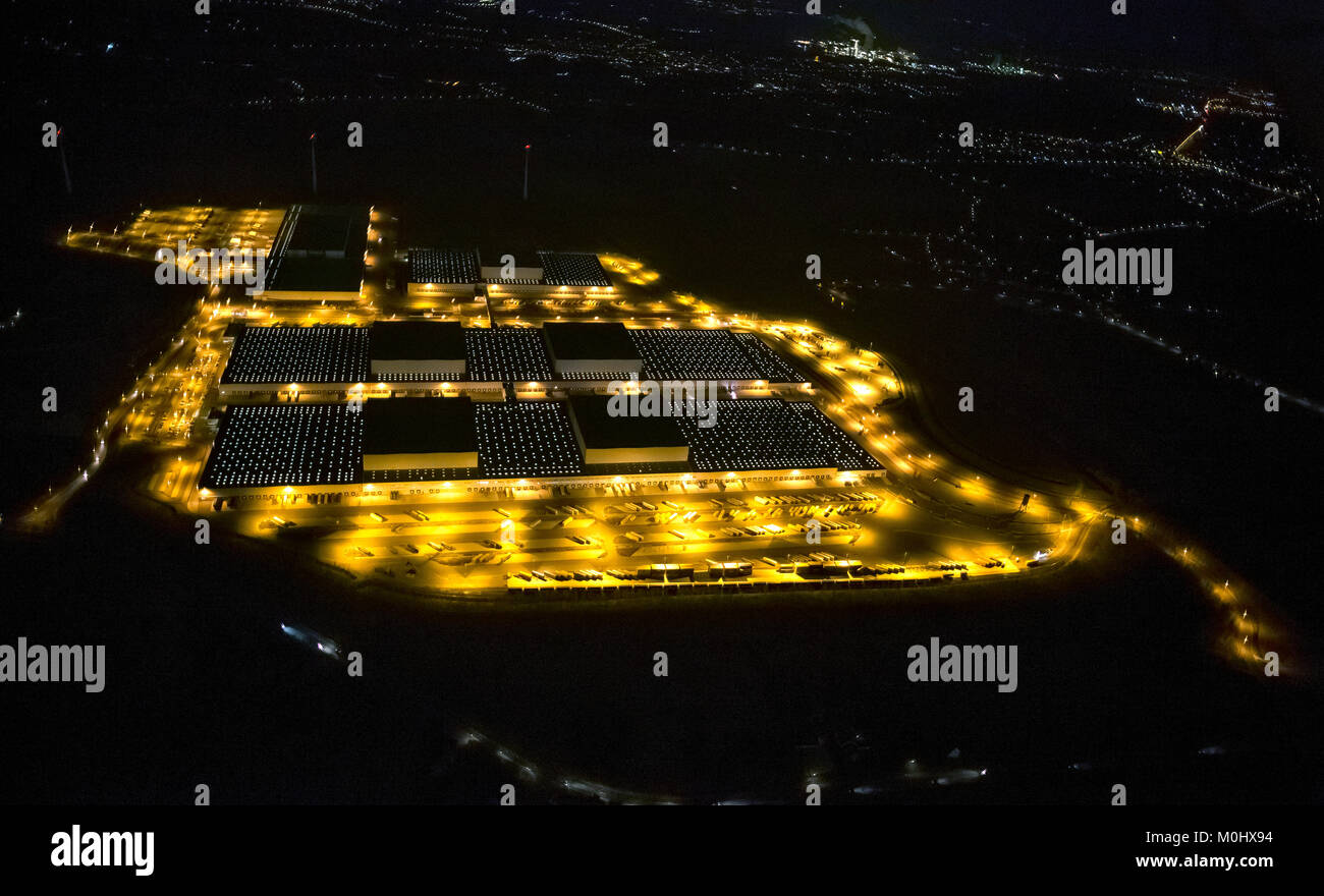 Vista aérea del centro de logística de IKEA, en la noche de Dortmund, Dortmund Ikea suministros de almacén de toda Europa, Dortmund Ellingshausen, de 135 hectáreas, 650 puertas, Foto de stock