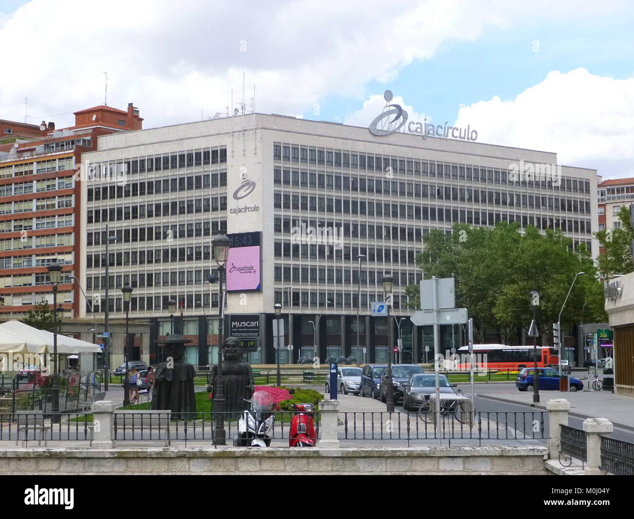 Burgos - Plaza de España e Ibercaja Banco (ex Caja Círculo Fotografía de  stock - Alamy