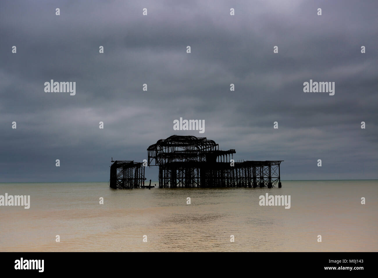 Cielos dramáticos sobre las ruinas del West Pier, Brighton & Hove, East Sussex, Inglaterra, Reino Unido. Foto de stock
