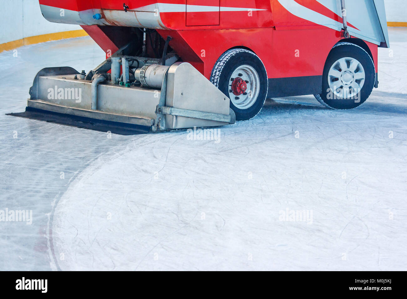 Máquina especial nivelar la pista de patinaje sobre hielo en los soleados  días de invierno Fotografía de stock - Alamy
