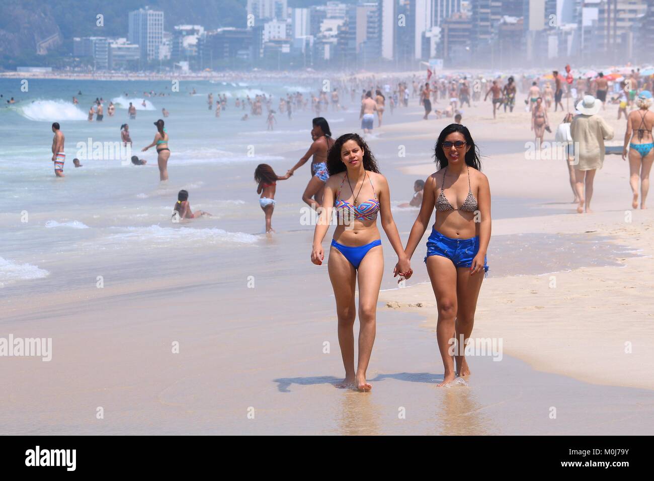 Río de Janeiro, Brasil - 19 de octubre, 2014: la gente visita la playa de  Ipanema en Rio de Janeiro. En el año 2013 1,6 millones de turistas  internacionales visitaron Río Fotografía de stock - Alamy