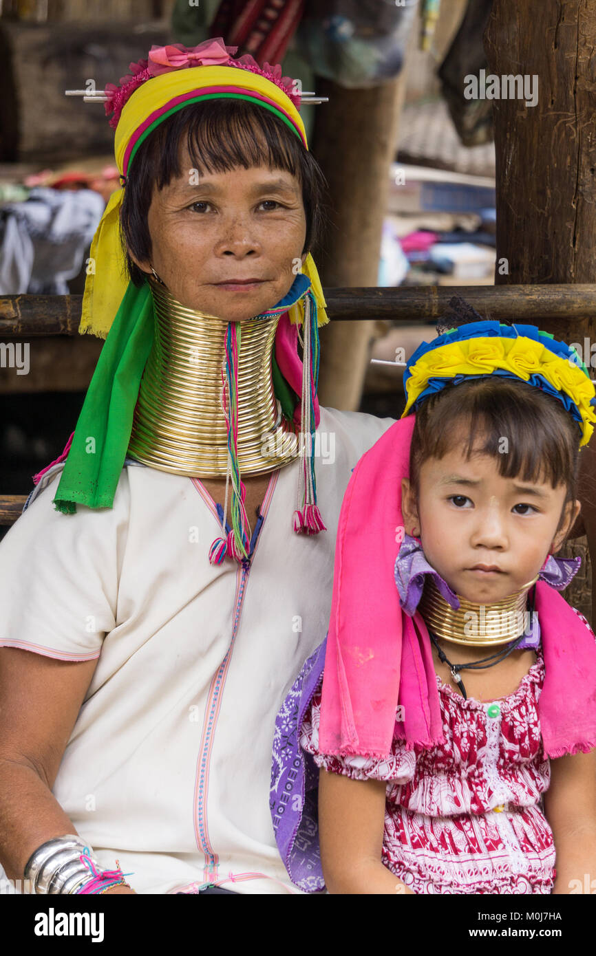 Asia,Tailandia,Chiang Mai,Ban Huay Pa Rai Hill Tribe,mujer de cuello largo Foto de stock