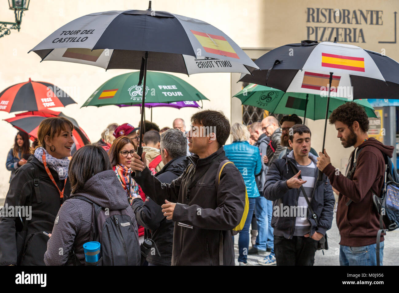 Guias turisticos con paraguas fotografías e imágenes de alta resolución -  Alamy