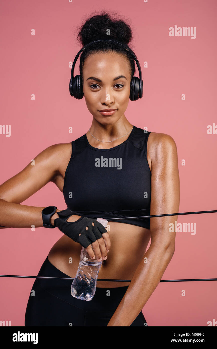 Mujer fitness en auriculares fotografías e imágenes de alta resolución -  Alamy