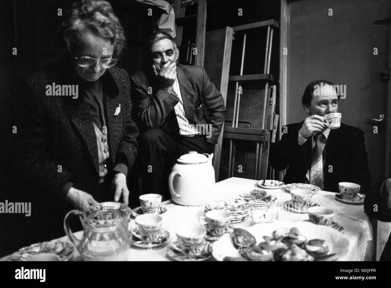 Los miembros del Comité con té y pasteles backstage en salón Village pequeño eisteddfod Llangynidr Gales Powys UK Foto de stock
