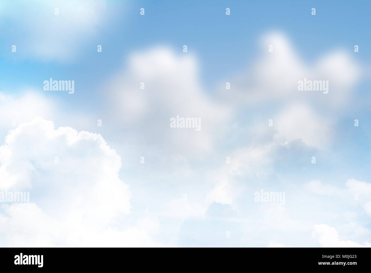 Esponjosas nubes en un cielo azul. Fondo natural Foto de stock