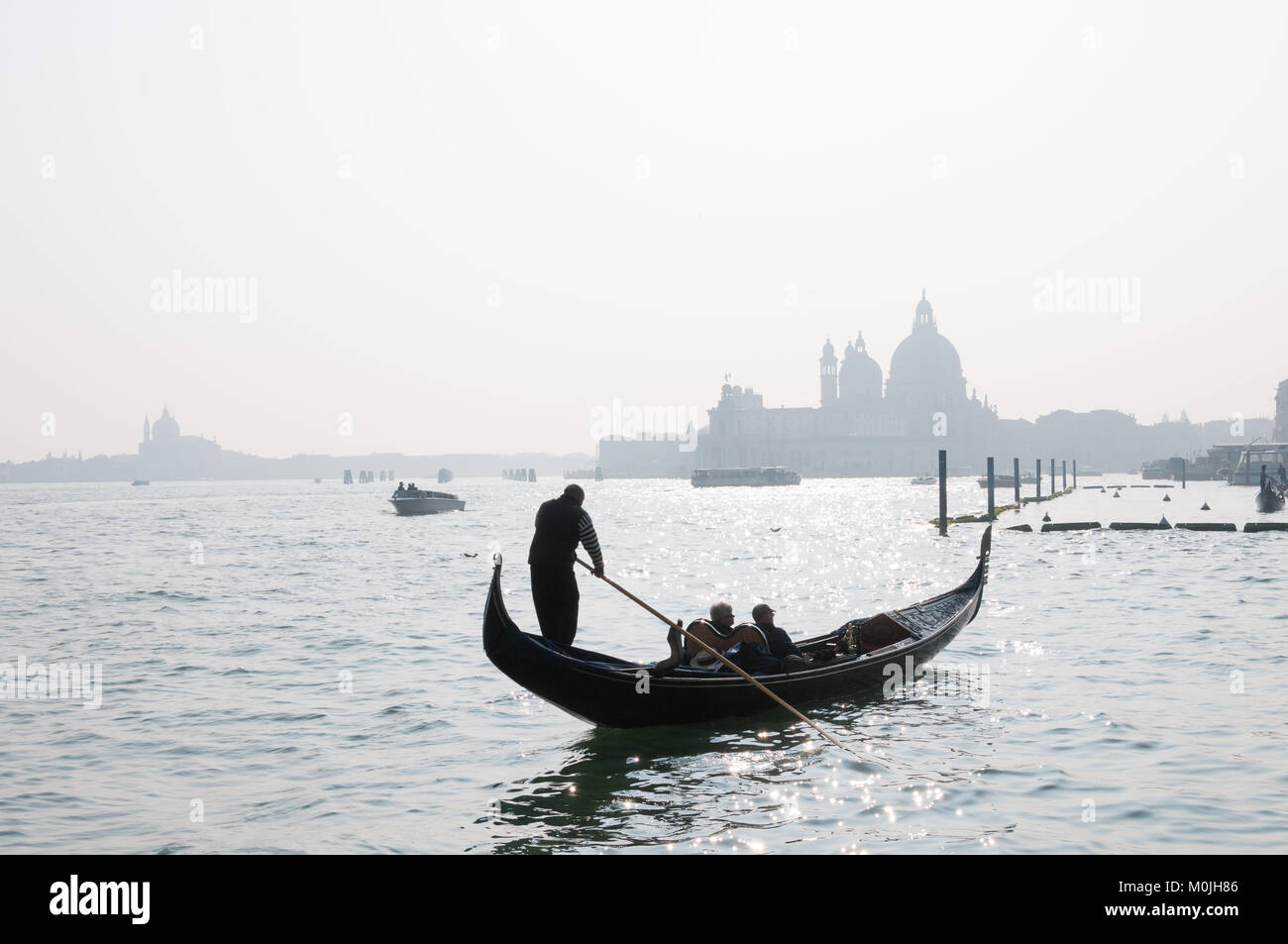 Góndola por el Gran Canal Venecia Foto de stock