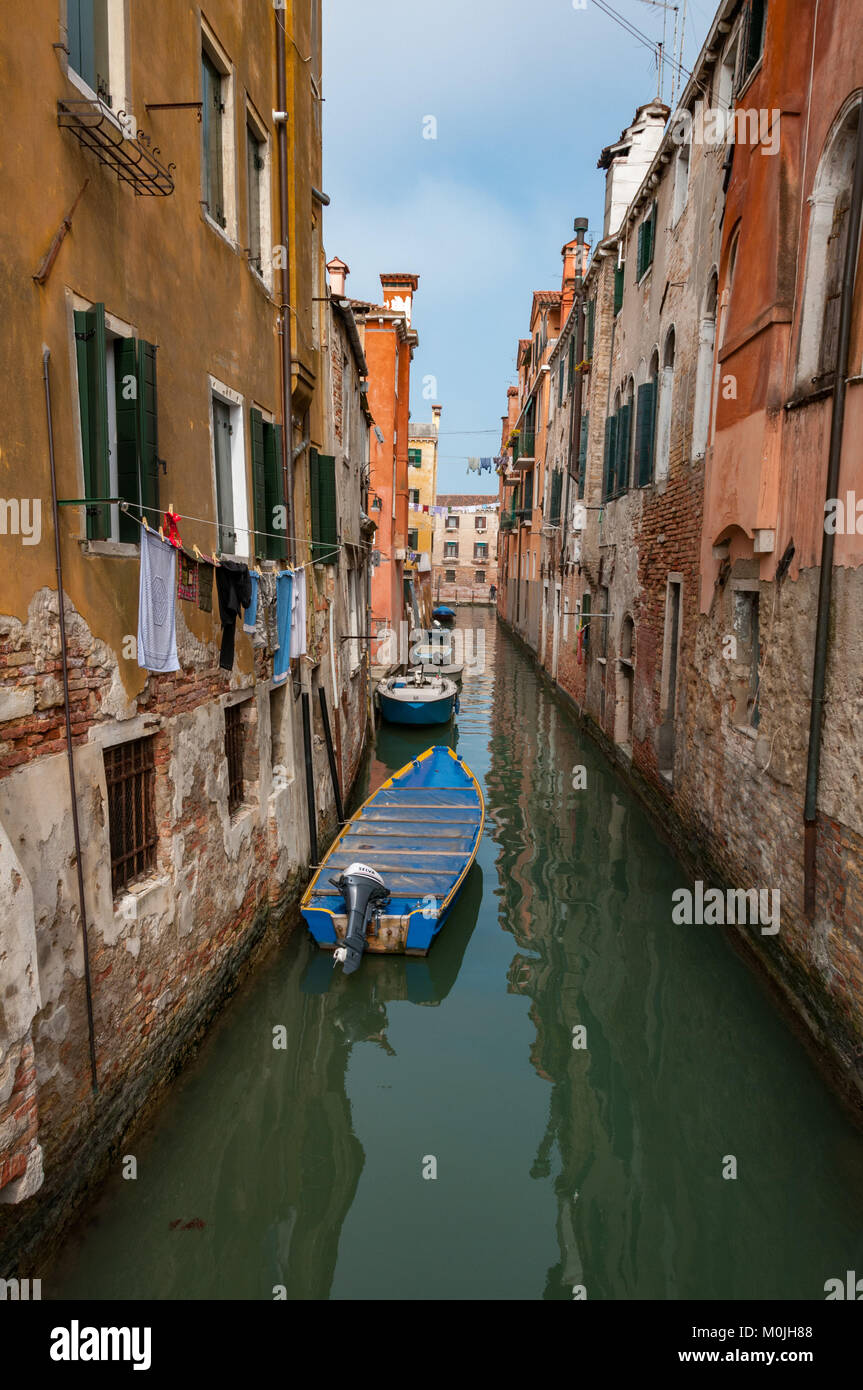 Ver abajo el angosto canal en Venecia. Foto de stock