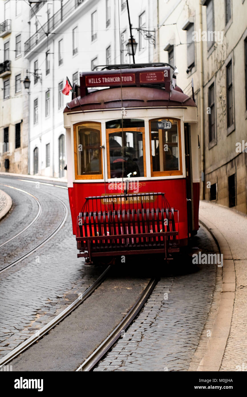 El antiguo y romántico en busca de los tranvías de Lisboa, Portugal, subiendo y bajando las colinas de la ciudad. Foto de stock
