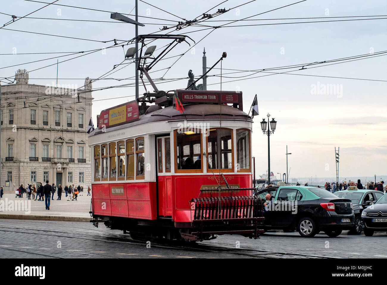 El antiguo y romántico en busca de los tranvías de Lisboa, Portugal, subiendo y bajando las colinas de la ciudad. Foto de stock