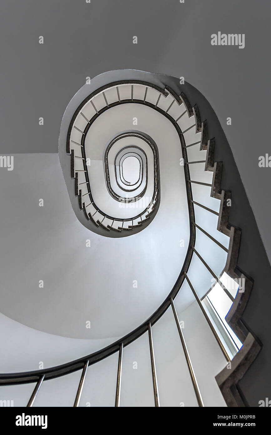 Escalera, la arquitectura de la década de 1950, visto desde abajo, Alemania Foto de stock