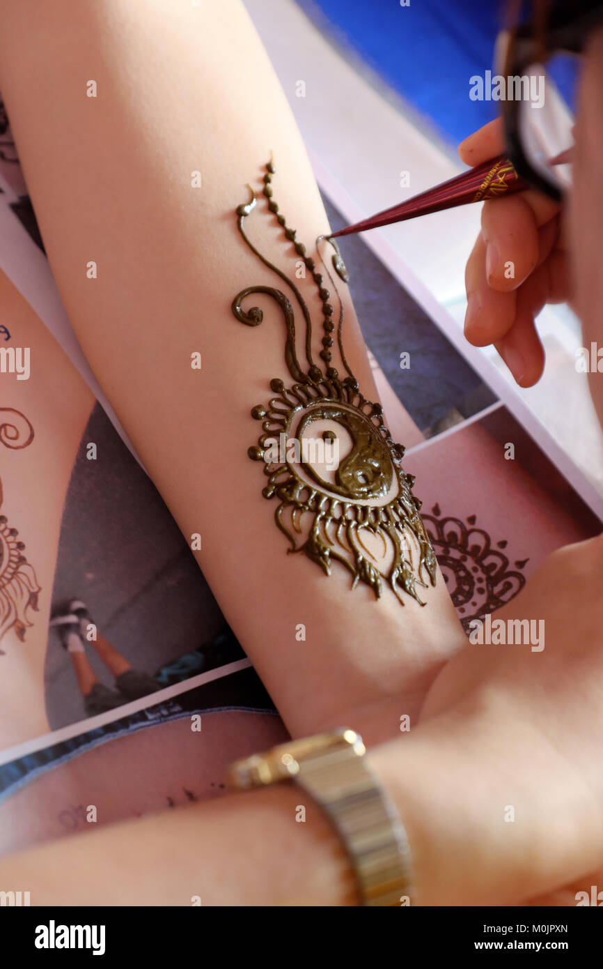 Dibujo Artístico henna patrón sobre mujer mano, una tradición de arte indio, novia, mehndi convertirse también en moda en Asia Foto de stock