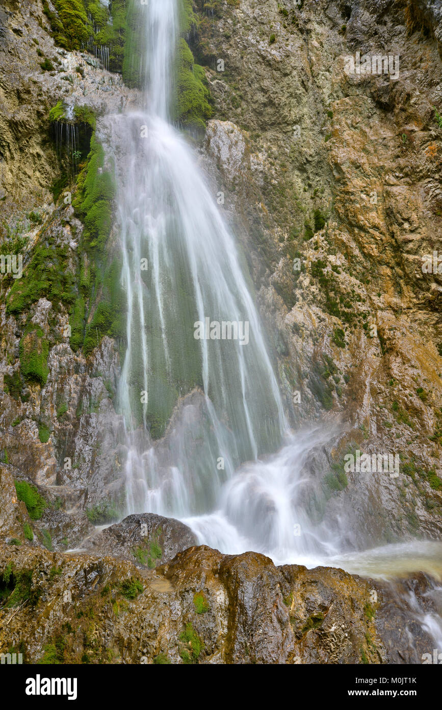 Cascada en la entrada, Achenkirch Oberautal, Tirol, Austria Foto de stock