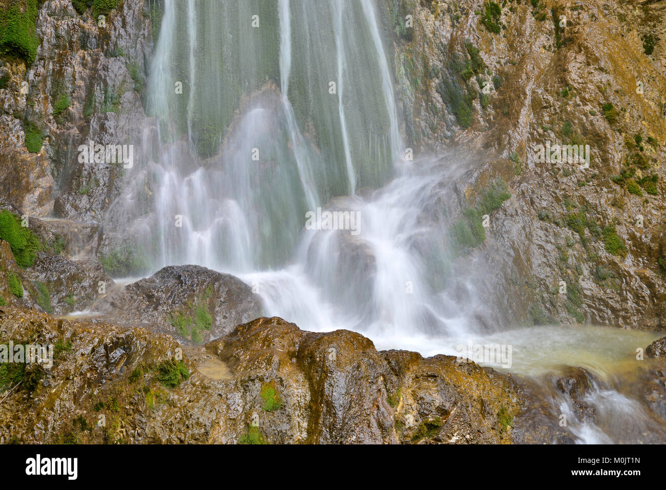 Cascada en la entrada, Achenkirch Oberautal, Tirol, Austria Foto de stock