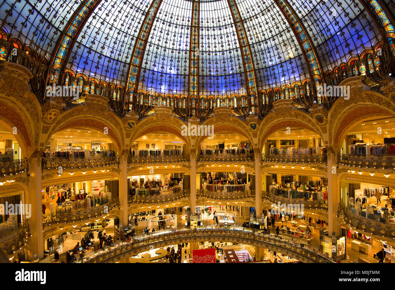 Shopping mall paris fotografías e imágenes de alta resolución - Alamy