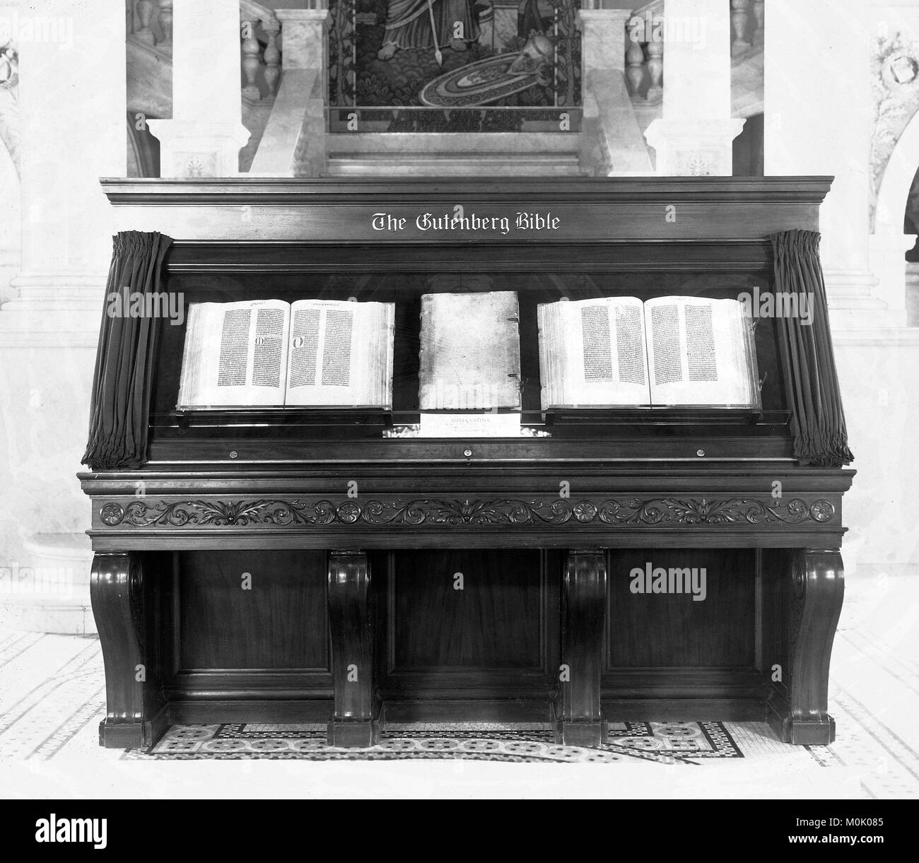 La Biblia de Gutenberg. La Biblioteca del Congreso de Estados Unidos copia de la Biblia de Gutenberg en la pantalla en 1937. Foto de stock