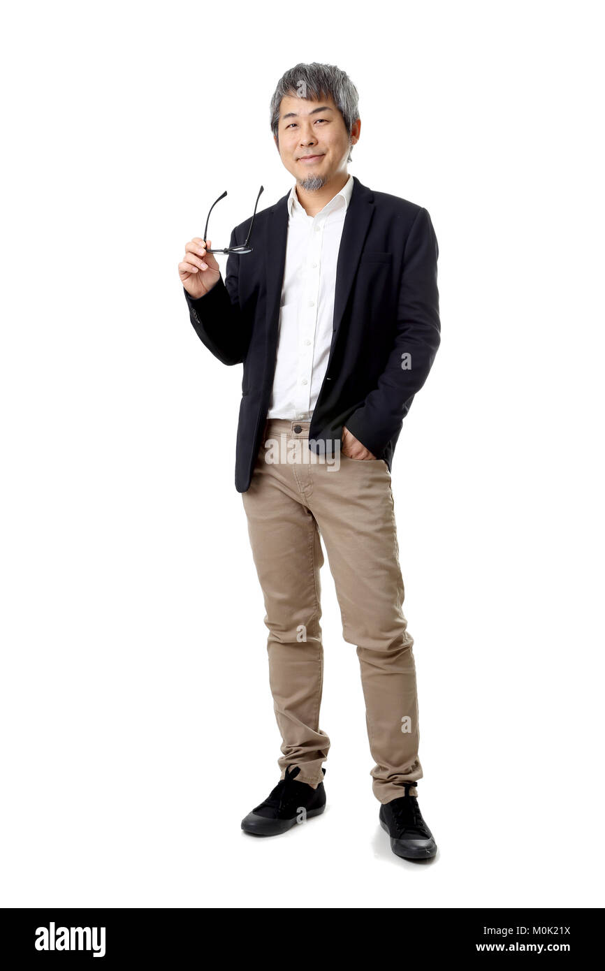 El hombre asiático de pie sobre el fondo blanco. Foto de stock