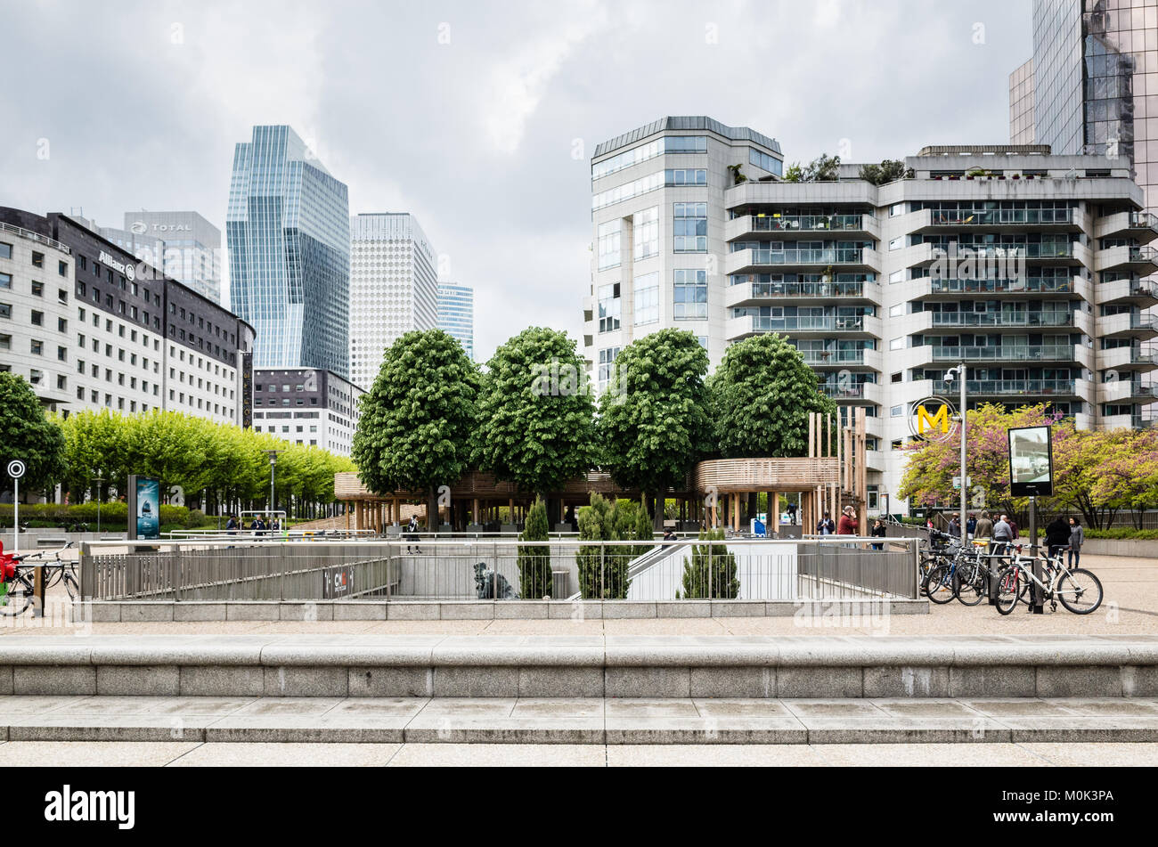 La Esplanade de la Défense, estación de metro con aparcamiento bicicletas al pie de edificios residenciales en el distrito empresarial de París La Défense. Foto de stock