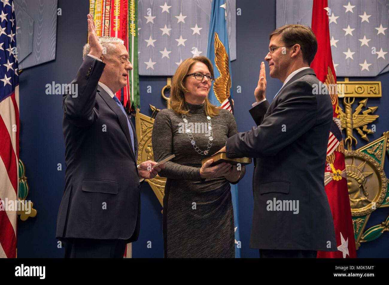 El Secretario de Defensa estadounidense James Mattis (izquierda) oficialmente jura en EE.UU. Secretario del Ejército Mark Esper en el Pentágono El 5 de enero de 2018, en Washington, DC. Foto de stock