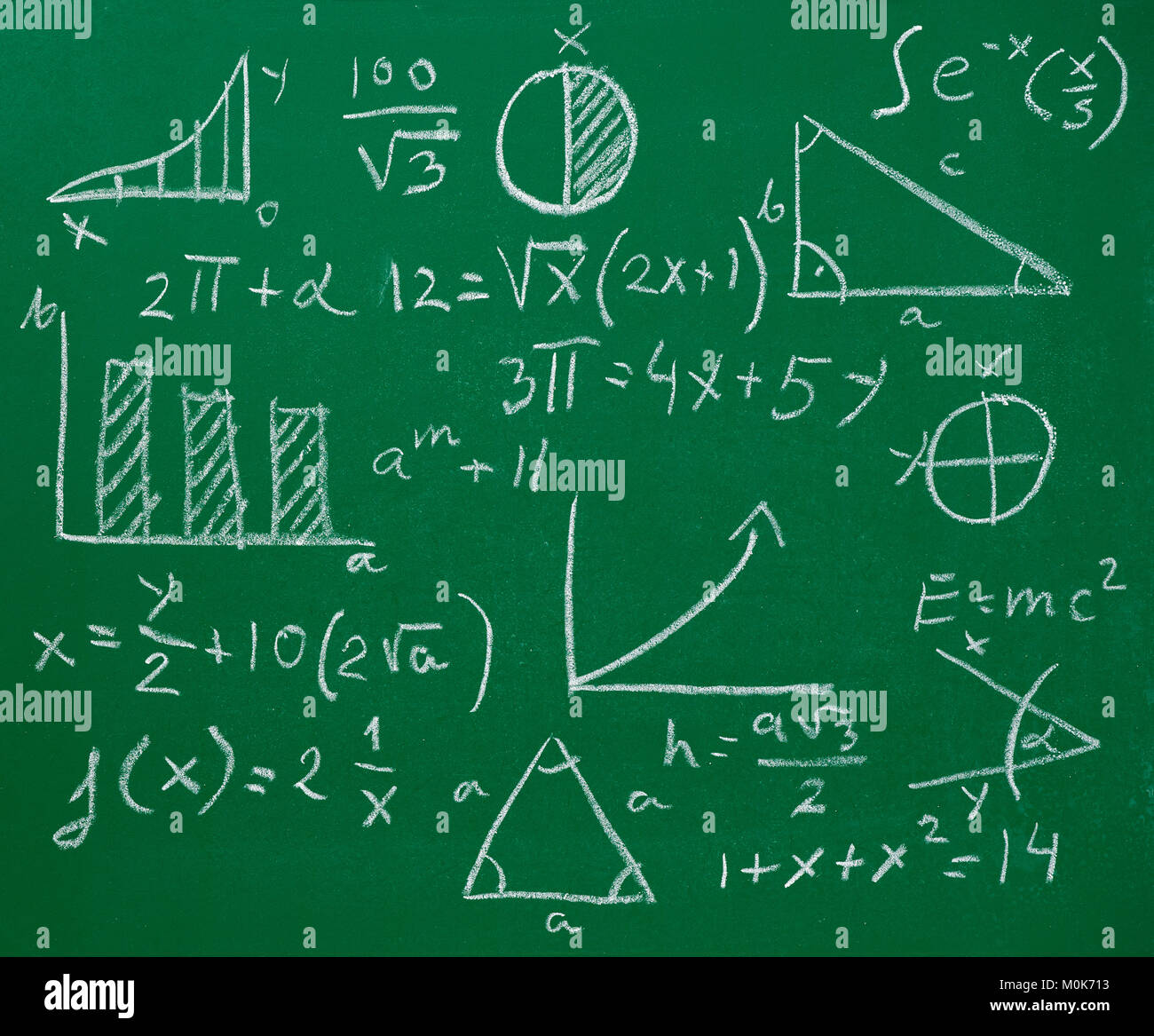 Fórmulas matemáticas y signos en una pizarra Fotografía de stock - Alamy