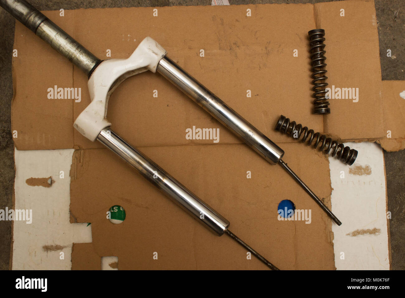 El mantenimiento de una suspensión de la horquilla de la bicicleta de  montaña, MTB Fotografía de stock - Alamy