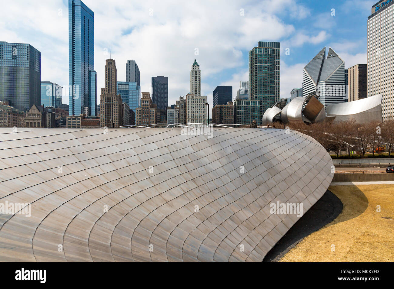 Puente Millenium Park en Chicago por el arquitecto Frank Gehry. Este es un precioso paseo puente que ofrece impresionantes vistas del centro de la ciudad de Chicago. Foto de stock