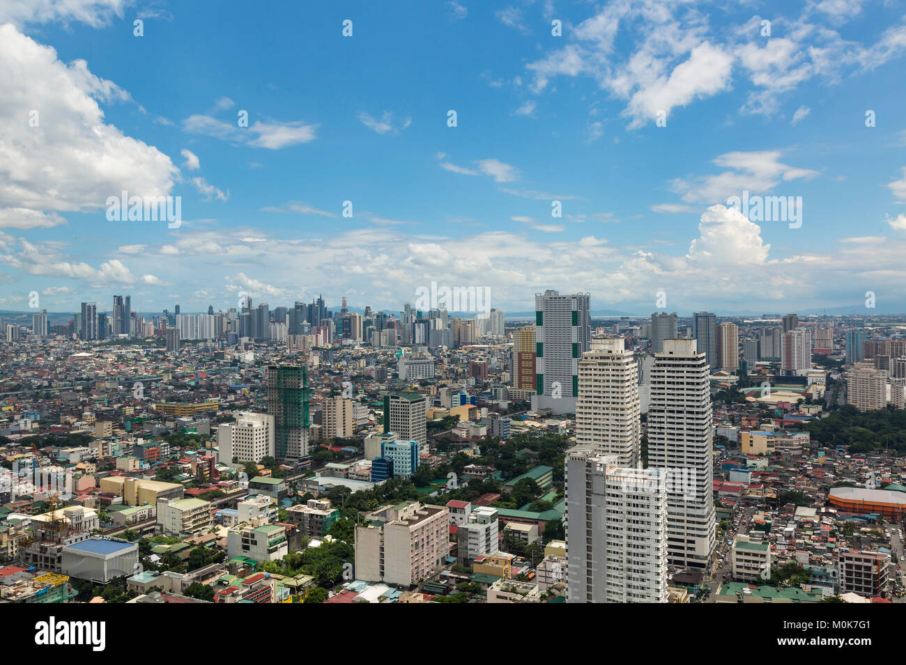 Vista aérea de la densidad de la ciudad de Manila, Filipinas. Esta es una ciudad en crecimiento con un montón de cosas que ofrecer a sus visitantes. Foto de stock