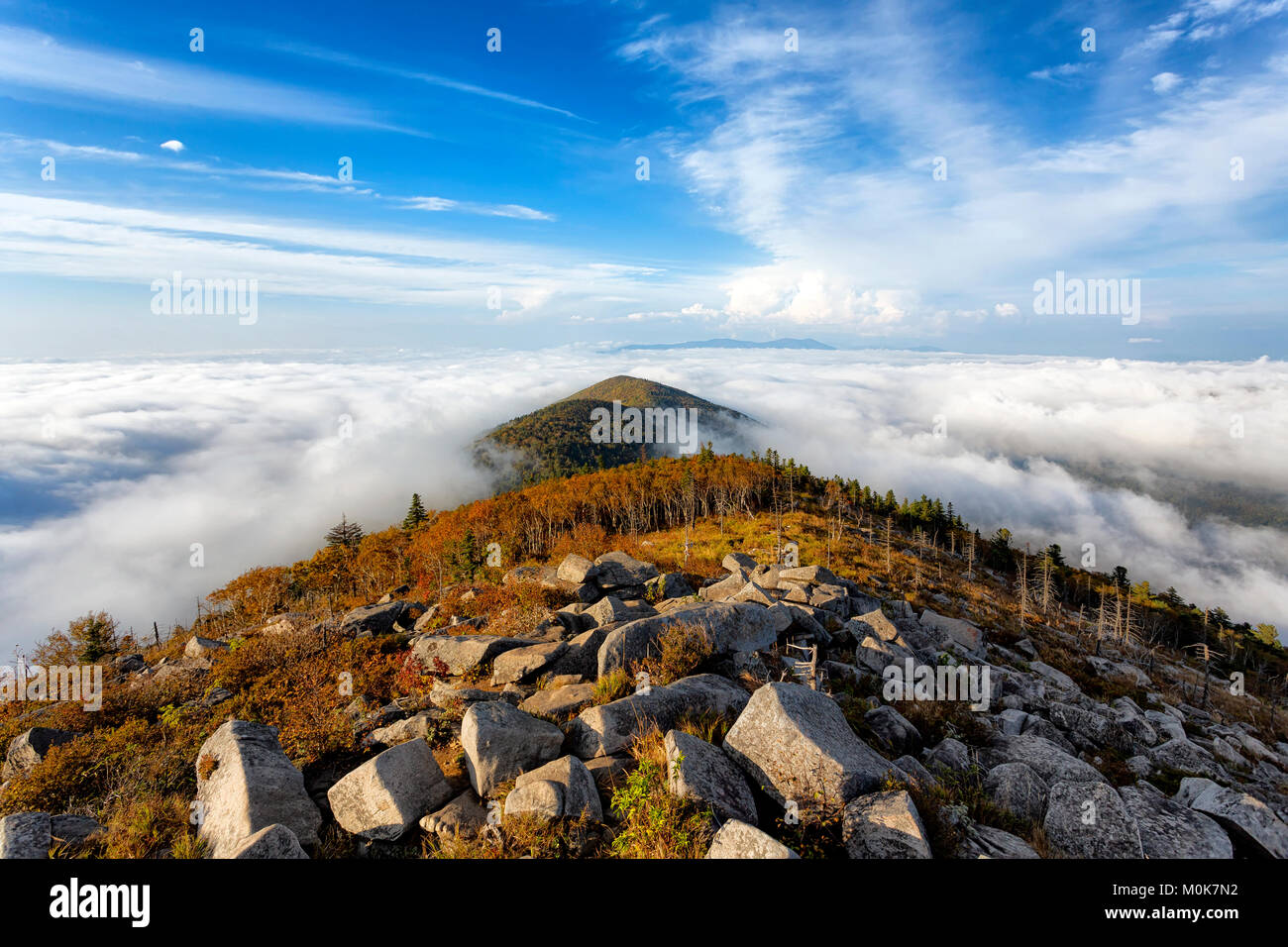 Mar de nubes por encima de las montañas pidan, Rusia Foto de stock