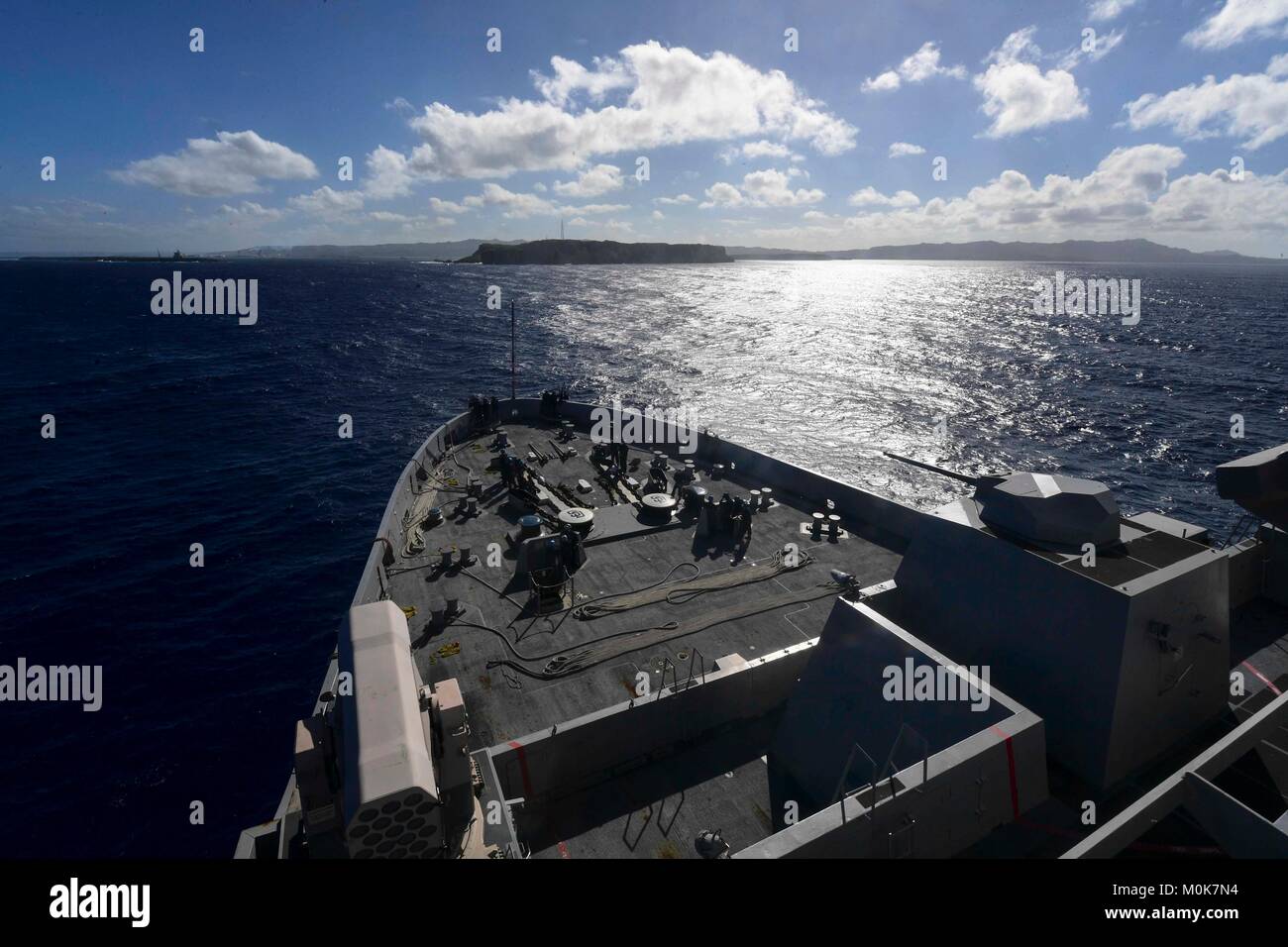 El dock buque anfibio de transporte USS San Diego (LPD 22) llega en Guam durante un puerto programado visitar. San Diego, parte de la América Amphibious Ready Group, inició con 15 MEU, está operando en la región del Pacífico Indo-Asia para fortalecer las asociaciones y servir como fuerza de respuesta preparada para cualquier tipo de contingencia. Foto de stock