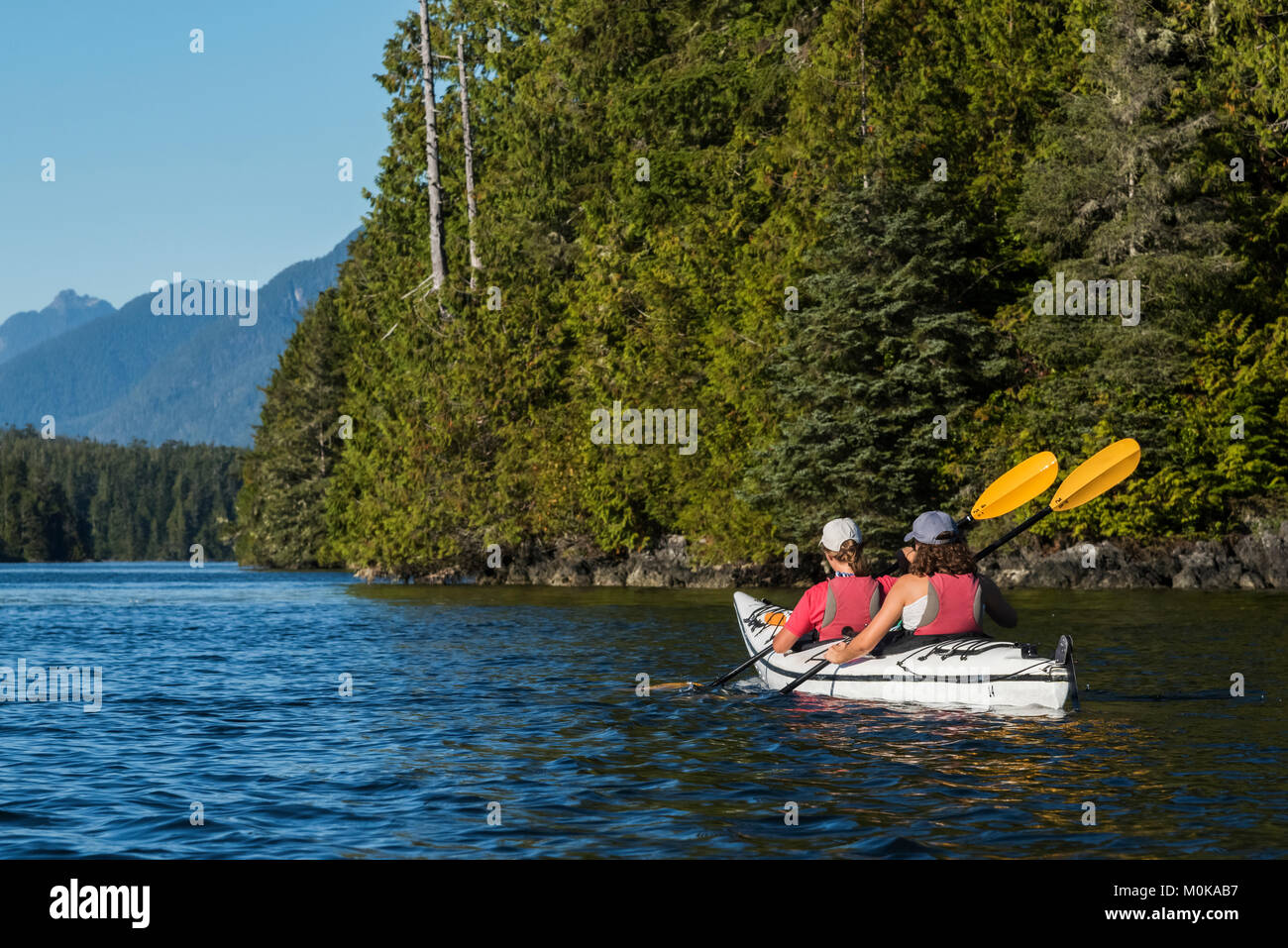 Kayak en Clayoquot Sound, Tofino; la isla de Vancouver, British