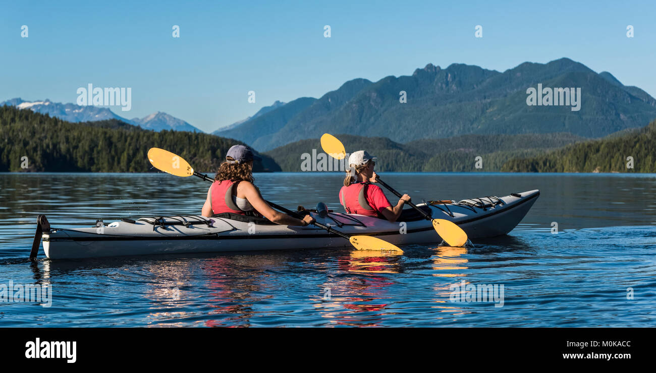 Kayak en Clayoquot Sound, Tofino; la isla de Vancouver, British