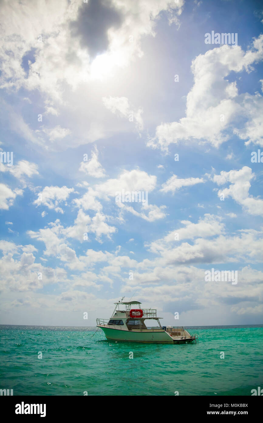 Barco de buceo bajo el cielo abierto en aguas tropicales; Negril, Jamaica Foto de stock