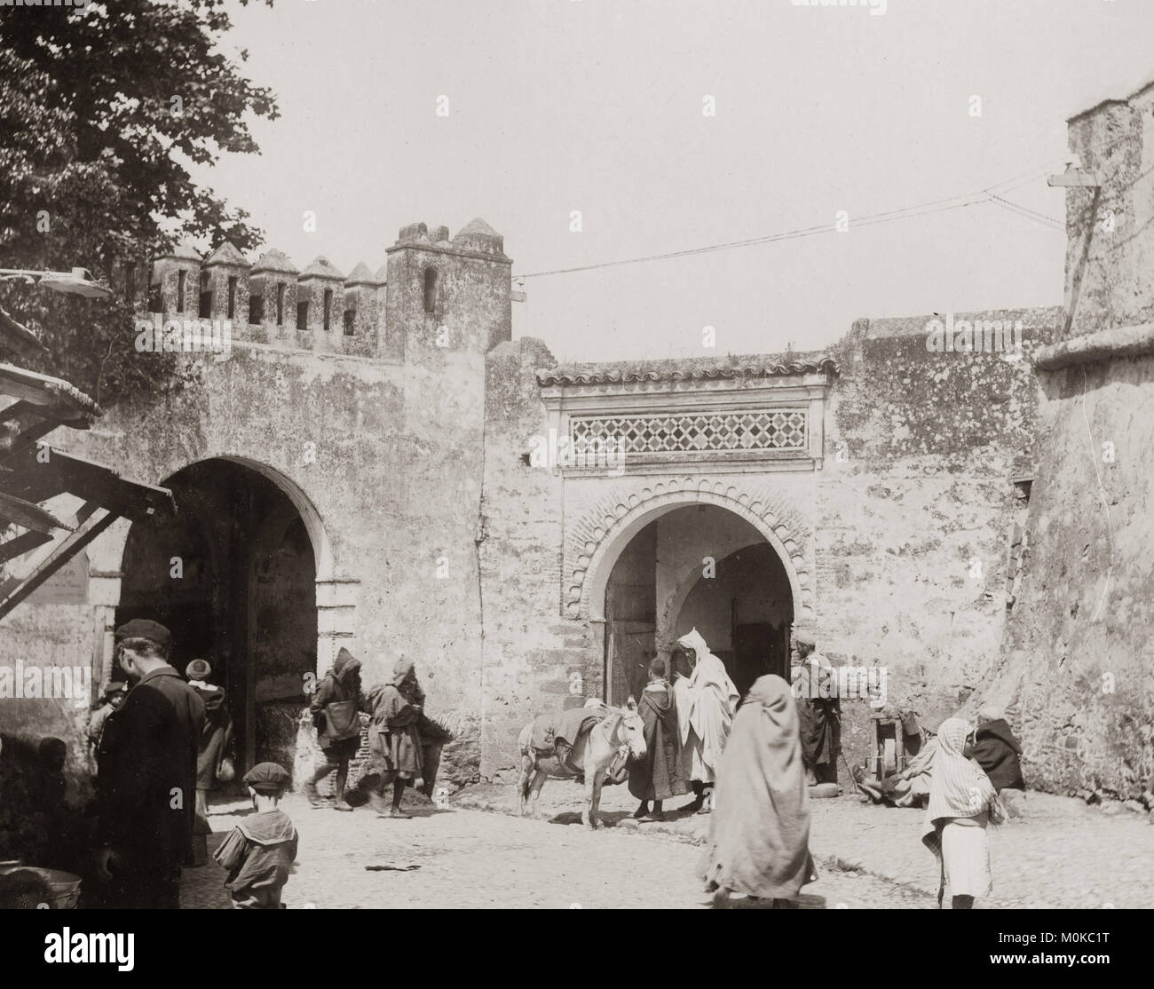 La puerta de la ciudad, Tánger, Marruecos, c.1900 Foto de stock